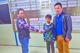 男孩搭公交睡过头 调度员电话联系家长图片