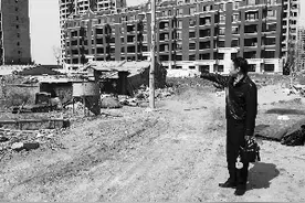 长春中海·寰宇天下二期的F区11栋急坏买房人 钱交了一年房子还没动工图片