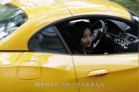 男子带着玫瑰花去见女友，却看到女友坐着富二代的豪车离去视频封面