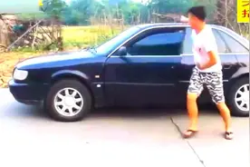 笑死我了！男子开车被尿憋坏了，下车之后……视频封面