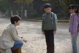 小学生赶时髦鞋子一脚一款式，闫妮为教育直接让她光脚丫上学