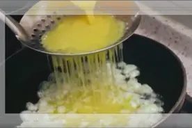 厨师做滑蛋的秘诀！拉丝鸡蛋！一般人还真不知道！