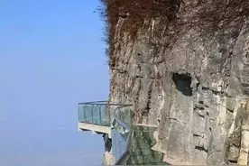 华山长空栈道惊险，秒杀各种“天路”栈道图片