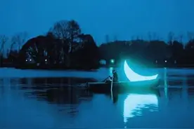 他带着他的月亮游历了世界12年，照亮了每个黑暗贫瘠的角落！图片