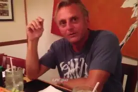 作死老外挑战一大勺芥末，眼眶中的泪水不断闪烁视频封面