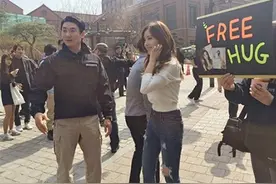 孝敏现身明洞献免费抱抱 暖心福利引粉丝捧场图片