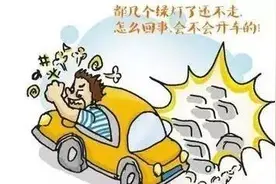 震惊 | 信号灯下等绿灯 ，等着等着他竟睡着了图片