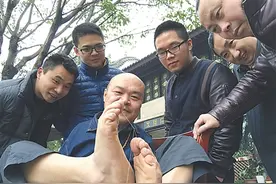 双臂截肢男子练就用脚穿针作画绝活图片