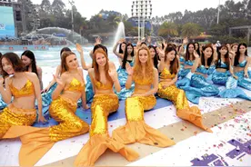 百条美人鱼开启玩水季图片