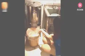 实拍ktv女服务员的日常工作视频封面