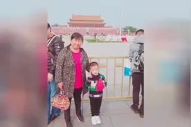 大诚到央视录节目，在天安门广场留纪念