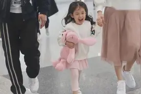 刘畊宏一家三口现身机场 小泡芙粉嫩似洋娃娃视频封面