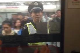 南京地铁惊现色狼 猥亵妇女手段极其低贱遭痛斥图片