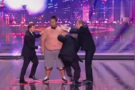 笑尿了！老外拍一胖子的身体演奏了一首曲子「法国达人秀」视频封面