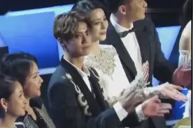 芭莎慈善夜，鹿晗与李晨范冰冰热聊，又萌又懵的小鹿视频封面