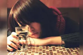 伤感情歌！一曲《爱情不相信眼泪》唱哭了相爱又不能在一起的人