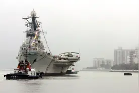 明斯克航母告别深圳图片