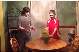文本直送科技新闻: 用橡皮筋和西瓜做炸弹图片