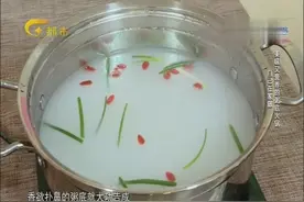 深受年轻人喜欢的粥底火锅自己在家做，美味又营养！