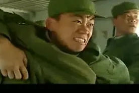 《士兵突击》龟儿子许三多穿上军装后一下子有血性了，这科学吗？
