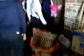 广东信宜新郎去接新娘，新郎兄弟们破门直入新娘家，土匪头一样?视频封面