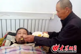 弟弟不幸得重病瘫痪在床 66岁好哥哥悉心照顾图片