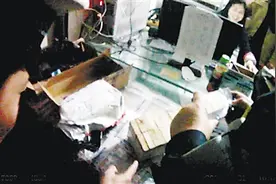 愚人节收到奇怪包裹 没网购的她吓得报警图片