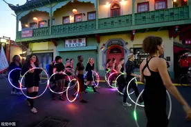 美国洛杉矶举办呼啦圈节 众多辣妹耍LED呼啦圈吸引眼球图片