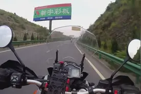 ktm1050重机摩托光明正大上高速遛弯，长途走走高速还是比较安全视频封面