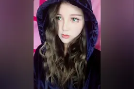 混血校花，五官精致，皮肤超级白嫩，全校男生喜欢的不得了！