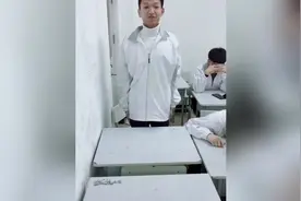 老师让后面睡觉的同学去拿粉笔，结果没睡醒闹了笑话视频封面