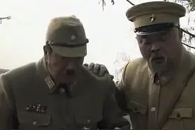 《地道战》小胖子在地道里放水后 被皇军发现 皇军居然做了选择