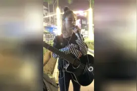一把吉他走江湖，抖音花姐翻唱《许多年以后》，全新的味道视频封面