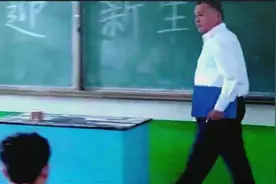 上课老师点名遇到两个一模一样名字的同学，这下尴尬了视频封面