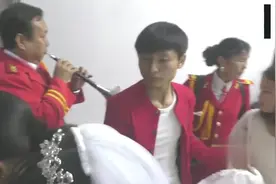 湖南农村婚嫁，姐弟情深，弟弟不舍姐走一步，背着姐姐走了很远视频封面