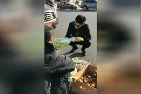 老大爷寒冬路边卖大白菜，3毛一斤富二代还嫌贵只给3块钱要一大袋视频封面