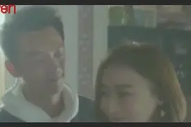 女孩子与男友亲吻，没想到关键时刻放了个屁 尴尬了视频封面