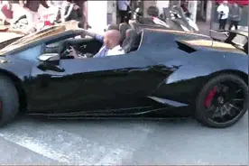 开着宽体兰博基尼跑车上街，过来搭讪的美女太多了，好烦！