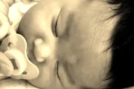 新生儿宝宝发出这种吭哧吭哧的声音就是要吃奶啦，新手爸妈必知！