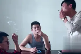 年轻男子不满抽烟带来的害处，绝顶奇招化解弊端，堪称完美