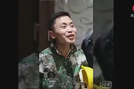 总裁穿迷彩装参加同学聚会，同学们以为他过得不好，争着要帮助他