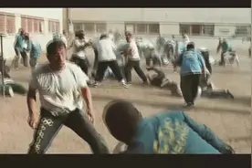 美国监狱真可怕，大白天放风的时间得担心会不会被别人捅死！视频封面