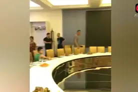 同学聚会原本要显摆一下，订了一个大包厢，结果去了一看立马懵了视频封面