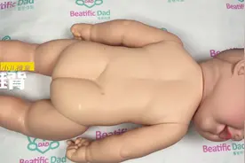 小儿推拿治疗发烧，推背