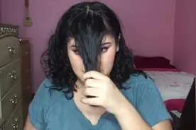 胖女人满头小卷发，剪齐刘海后，看起年轻又漂亮了