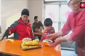 城市里来的的儿子非要吃汉堡包，当看到赵四的吃相时，爱上了油条视频封面