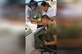肌肉猛男，兵哥哥居然打针打哭了！引爆全场视频封面