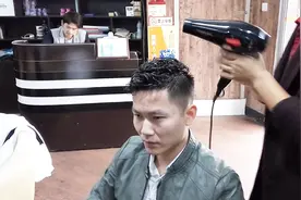 这款发型适合找工作当白领，不追求浮夸有品位的男士才能试试