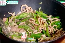 中国籍艺人曹璐在韩国随便炒了个菜，直接被韩国男团抢的吃完视频封面