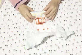 宝宝的纸尿裤上有粑粑，扔之前做这个动作，减少臭味散发视频封面